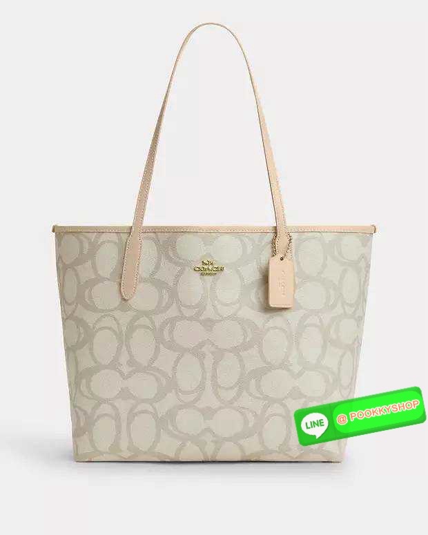 🔆 Model Coach CBH89 City Tote bag in Sketch Signature Canvas กระเป๋า City Tote รุ่นใหม่ล่าสุด ลายสวยมากๆ ดีไซน์ตัวซีลายสเก็ตช์ไม่ซ้ำ ไม่เกร่อ กระเป๋าโท้ทที่ขึ้นชื่อว่าจุของได้เยอะมากๆ ภายในโล่งกว้าง สายสะพายไหล่ในตัว สะพายไปเรียนคือได้เลย หรือสะพา