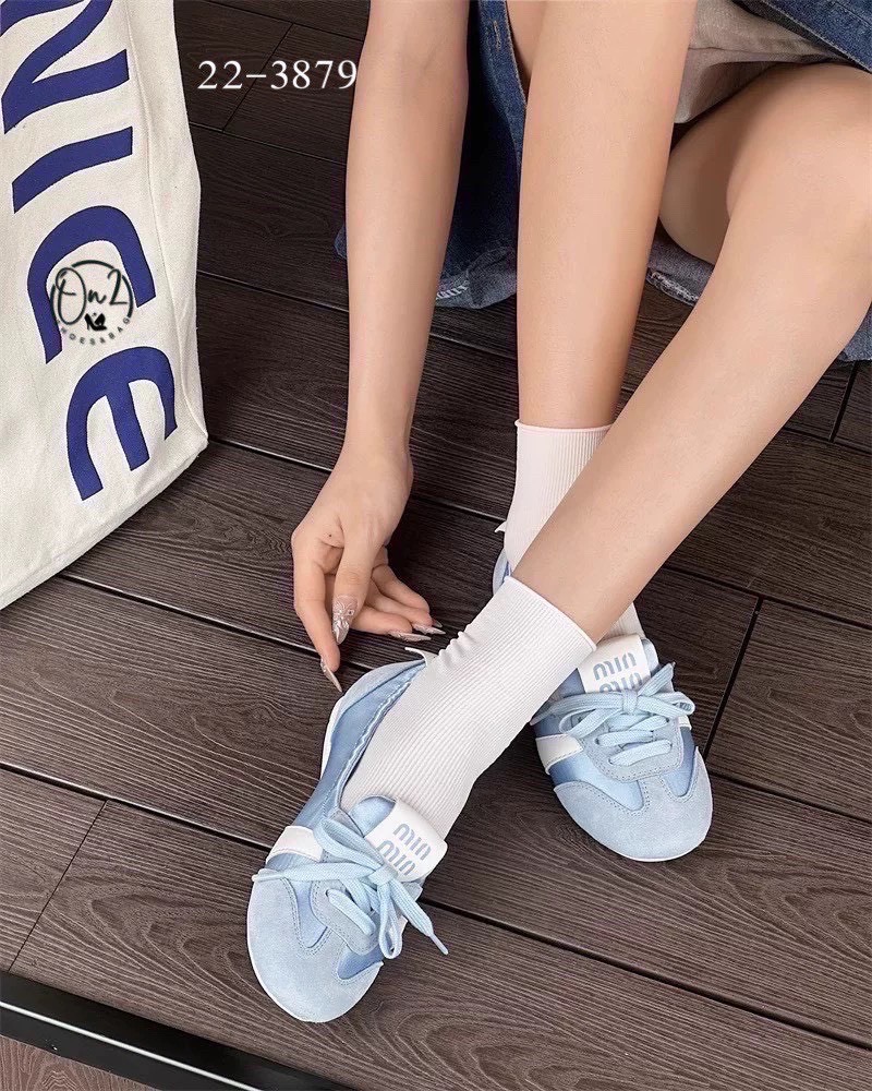 รองเท้าผ้าใบสไตล์ Miu miu แต่งสายคาดสปอต มี ผูกเชือกกรุบกริบ งานจริงน่ารักมากเป็นหนังนิ่มใส่สบายสุดสุด