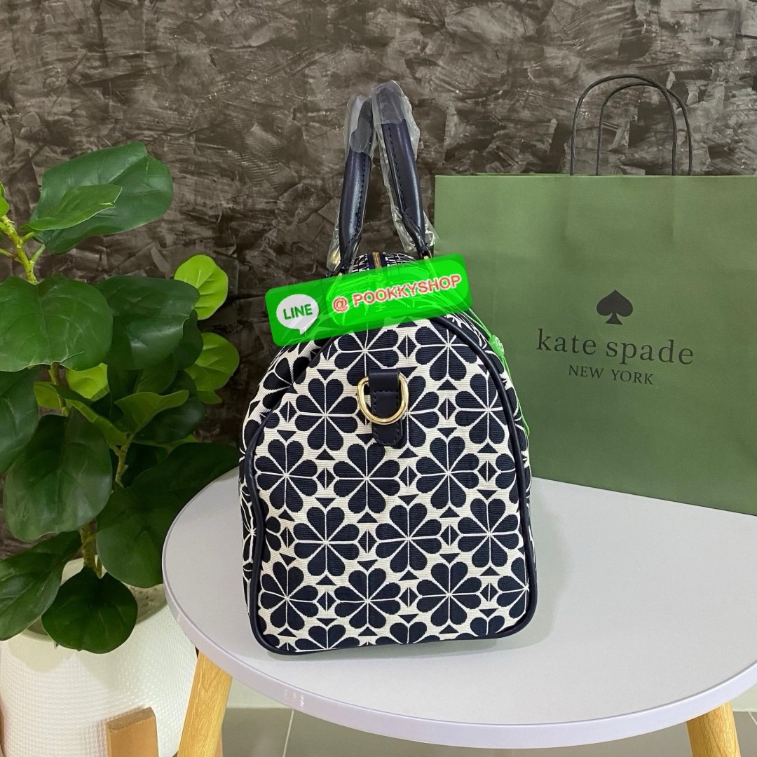 KATE SPADE NEW YORK SPADE FLOWER JACQUARD MANHATTAN DOCTORS BAG กระเป๋าถือหรือสะพายใบใหญ่ทรงหมอน โดดเด่นด้วยลวดลายเอกลักษณ์ทั้งใบ ด้านหน้าตกแต่งด้วยชื่อแบรนด์ เปิด-ปิดกระเป๋าด้วยซิปคู่ ด้านในโล่งกว้าง จุของได้เยอะมากค่ะ มีช่องซิปเล็กและช่องใส่ของจุกจิกค่ะ