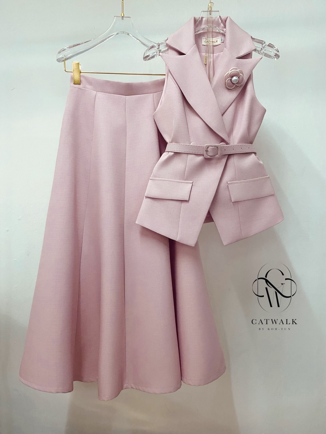 ชุดเซทแฟชั่น เซตสูทแขนกุดเข็มขัด+กระโปรงทรงย้วย เนื้อผ้าเกรดเอ ผ้าทอมีลายในตัว