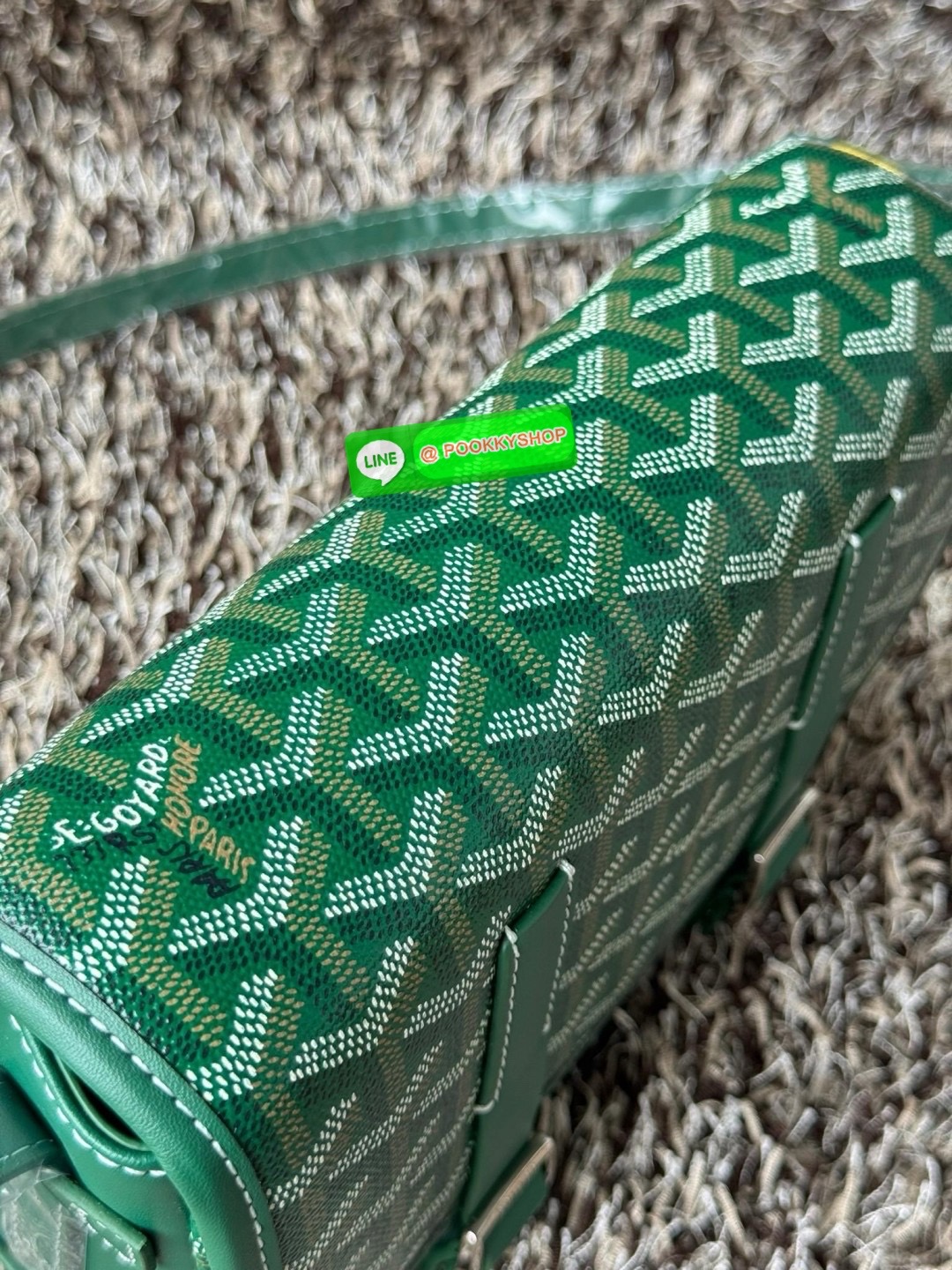 Goyard Belvedere Messenger ถูกออกแบบให้มีน้ำหนักเบาเพื่อความคล่องตัวสามารถใส่สิ่งของ ได้อย่างสบายและถือได้ว่าเหมาะอย่างยิ่ง สำหรับการใส่หลากหลายโอกาสด้วยสายสะพายแบบสะพายข้าง และฝาปิดกระเป๋าทั้งสองฝั่งที่แน่นหนา และยังมีการเพิ่มลูกเล่นด้วย ช่องใส่ของทางด้า
