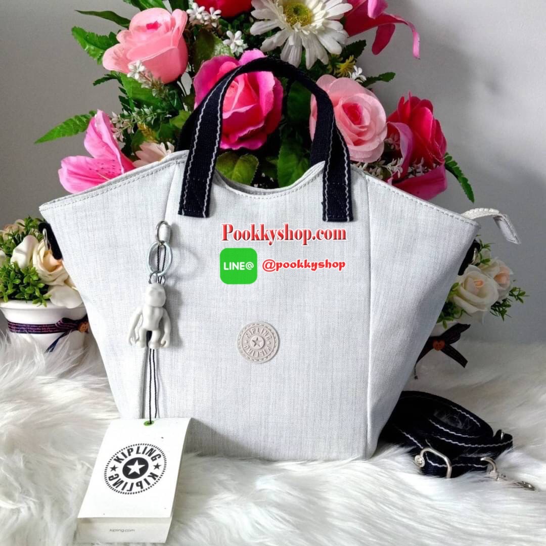 KILING NORI Handbag & Shoulder bag กระเป๋าถือหรือสะพายขนาดกลาง ทำจากวัสดุ ผ้า Nylonเคลือบ+Polyester น้ำหนักเบา จุดเด่นที่ช่องหลักมีขนาดใหญ่ พร้อมช่องซิปแยกย่อย สามารถใส่สัมภาระได้เยอะ มาพร้อมสายสะพายยาว สามารถปรับระดับได้ตามความต้องการ มีพวงกุญแจลิงห้อยตา