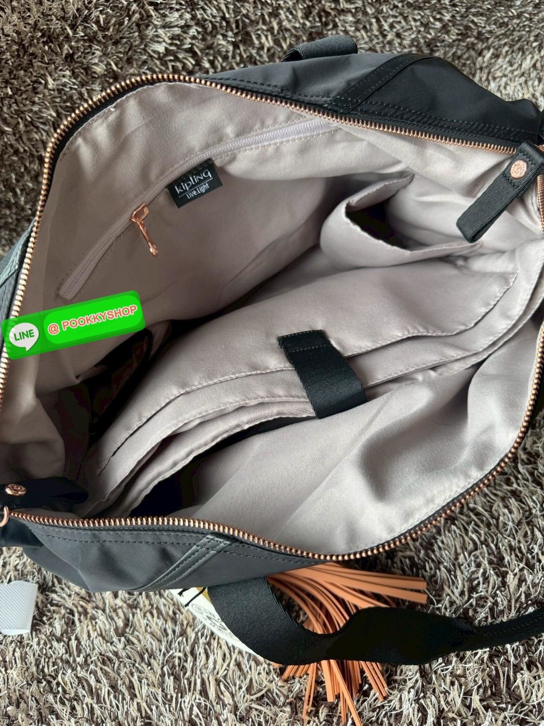 Kipling ART ORGANIZED เป็นกระเป๋าขนาดไม่เล็กหรือใหญ่ จนเกินไป จากแบรนด์ Kipling รุ่น ART ภายในมีช่องเก็บของเป็นสัดส่วน ให้คุณเก็บสิ่งของจำเป็นทั้งหมดของคุณได้อย่างไม่มีตกบกพร่อง มาพร้อมกับลิง Kipling อะไหล่สีโรสโกลด์ ที่แม็กเข้ากับสีกระเป๋าซึ่งเป็นสีดำ ทำ