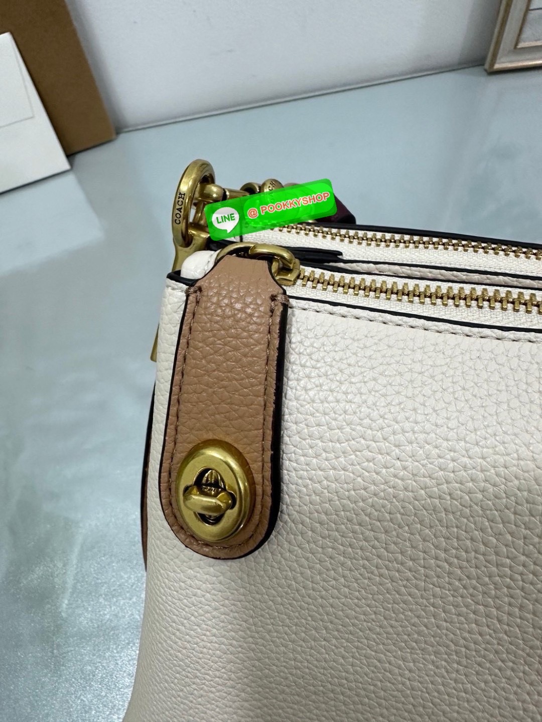 Coach C0698 เรียบแต่เฉียบทุกองศา ความคลาสสิกที่แฝงไว้ด้วยกลิ่นอายความเท่ ดีไซน์ทรงเหลี่ยมจับถนัดมือ ใส่ของจำเป็นได้ครบ เหมาะกับวันทำงาน หรือวันเดินเล่นสบาย ๆ ถือลุคคุณหนู หรือสะพายแบบสาวชิคก็ลงตัว