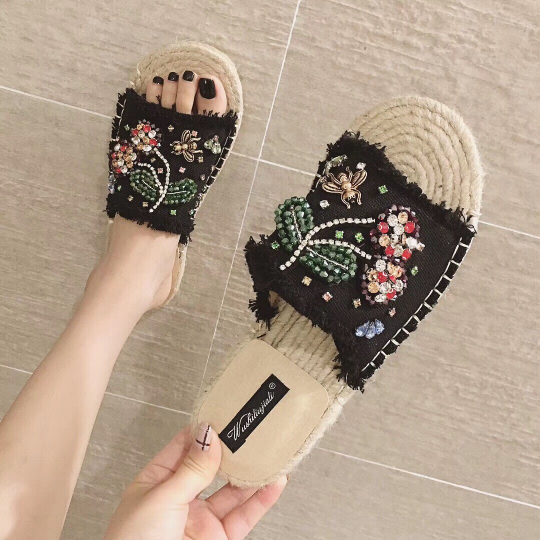 พร้อมส่งรองเท้าแตะ Detail รองเท้าแตะเพชรเชอรี่ งานมาใหม่ วัสดุเป็นผ้ายีนส์ งานเกร๋ๆค่ะ งานสวยจริงค่ะ แมทช์กับกระโปรงหรือกางเกงยีนส์ก็ได้ค่ะ ใส่สบาย ใส่ออกมาไม่ซ้ำใครแน่นอนค่ะ ห้ามพลาดเลยคะ ของมันต้องมี