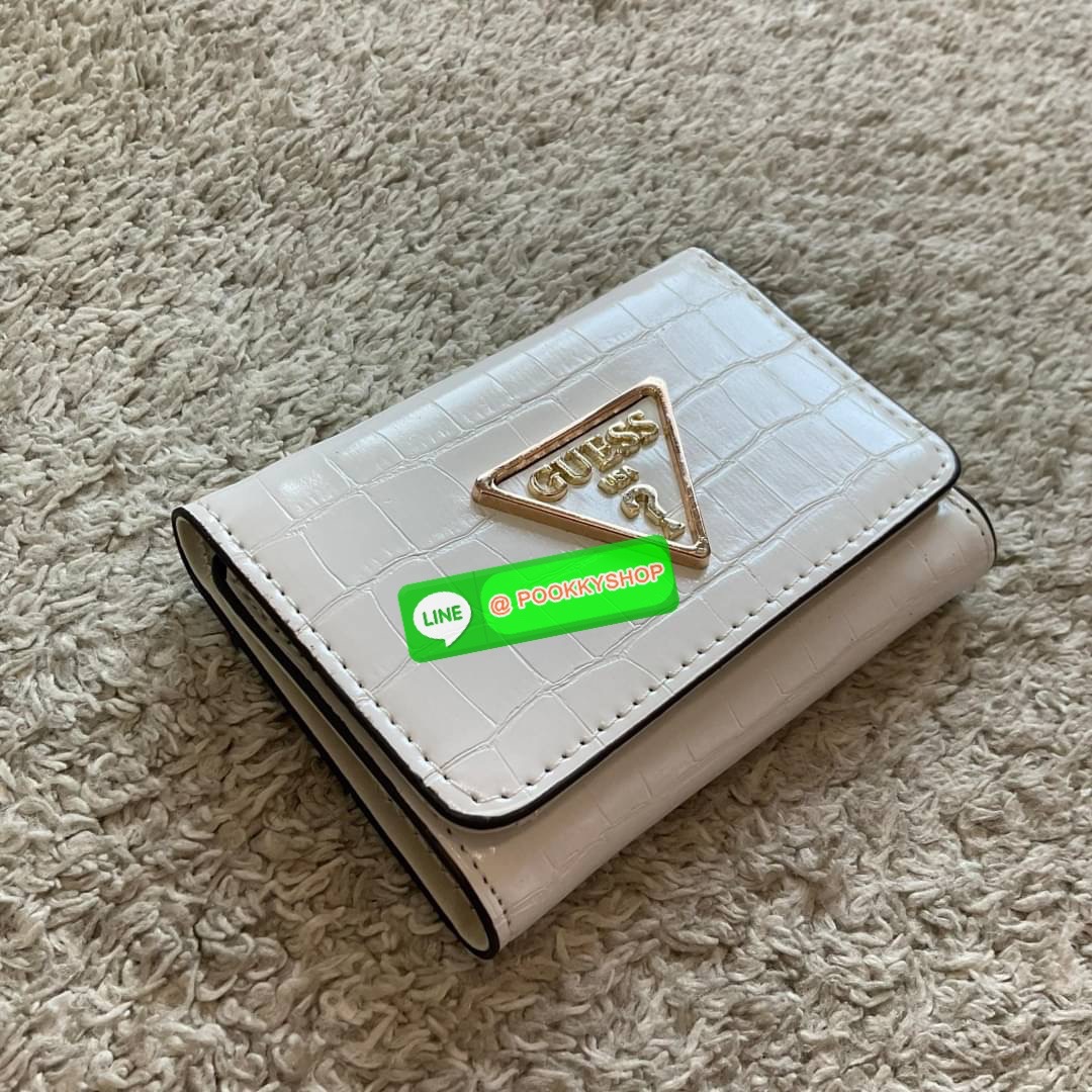 รุ่นใหม่ล่าสุด! GUESS SHORT WALLET กระเป๋าสตางค์ใบสั้นสองตอน วัสดุตัวหนังลายสวยหรูพิมพ์ลายทั้งใบ เปิดปิดด้วยกระดุม ด้านในบุผ้าปั้มแบรนด์มีช่องใส่รูป และใส่บัตรได้อีกหลายช่อง มาพร้อมช่องใส่ธนบัตรหนึ่งช่อง สวยคุ้ม สไตล์มินิ สำหรับคนไม่ชอบพกเงินเยอะ แนะนำใบน