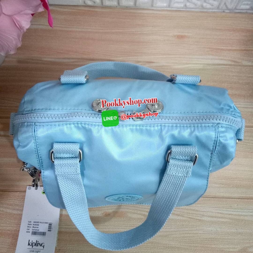 Kipling Brynne handbag & shoulder bag กระเป๋าถือหรือสะพายข้าง รุ่นใหม่จาก Kipling รูปทรงโค้งมนสวย พร้อมสายสะพายแบบคล้องแขนและสายสะพายยาว สามารถใช้งานได้ทั้ง 2 แบบ ด้านหน้ามีช่องใส่ของใช้จุกจิก ด้านในช่องโล่งกว้าง มีซิปข้างและช่องใส่ของแยกอีกฝั่ง เหมาะกับก