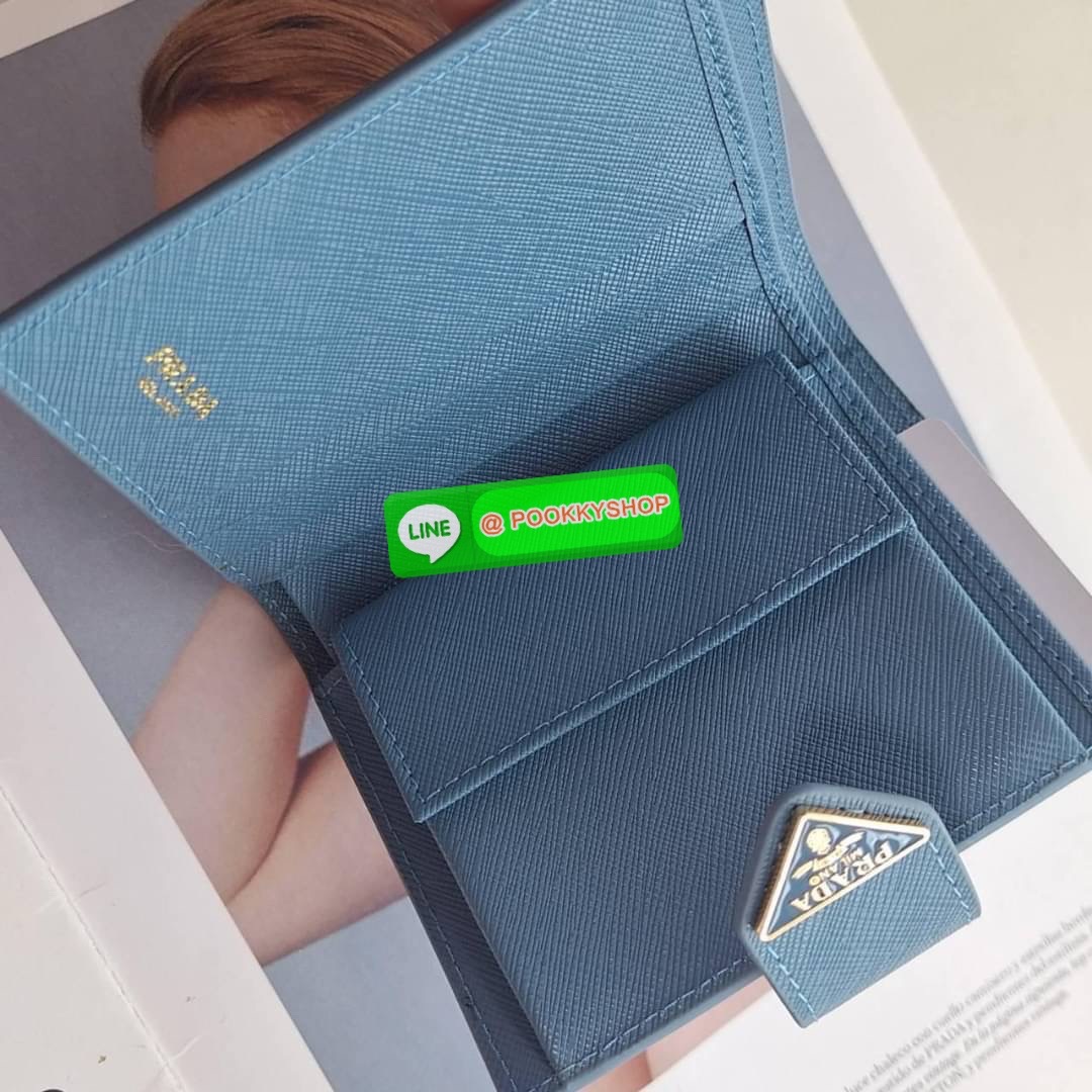 พร้อมส่งรุ่นใหม่♡♡ กับ กระเป๋าสตางค์แบบพับใบสั้น ทรงแบนน่ารัก น้ำหนักเบา จากแบรนด์ Prada ด้านหน้ามีโลโก้แบรนด์ อะไหล่สีทองหรู เปิดปิดด้วยกระดุม ด้านในมีช่องใส่บัตร3ใบ ช่องกระดุมเก็บเหรียญ+ธนบัตรแบบพับ จะมอบเป็นของขวัญหรือใช้เอง ก็ดีงามสุดๆเล