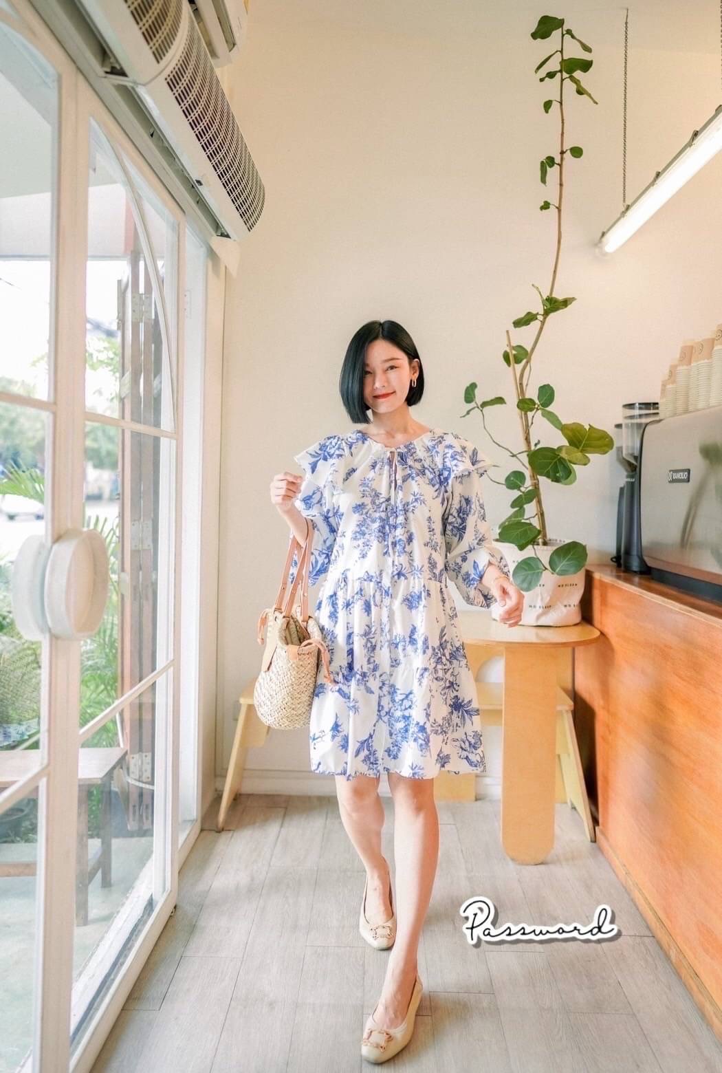 เดรสแขนพองผ้าเนื้อนุ่มเย็นสบาย ลายดอกโทนฟ้าขาว สีสวยสบายตา คอปกระบายน่ารักกก ลูกค้ารูดความกว้างช่วงคอผูกโบว์เข้าได้ตามชอบเลยนะคะ งานมีซับใน ใส่ไปทริปไหนก็สวยชิลค่ะ