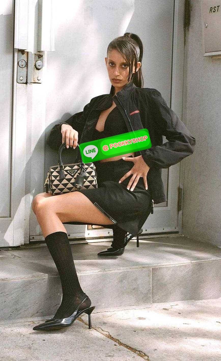 ✴️ห้ามพลาด!✴️PRADA FABRIC MICRO BAG VIP GIFT WITH PURCHASE (GWP) กระเป๋าพรีเมี่ยมกิ๊ฟ Limited จาก PRADA DUTYFREE COUNTER โดดเด่นที่วัสดุ Jacquard Fabric Micro ดีไซน์สวยคลาสสิคขนาดกำลังดี หูกระเป๋าประดับTagแบรนด์ถอดออกได้ ภายในมีโลโก้ ใส่มือถ