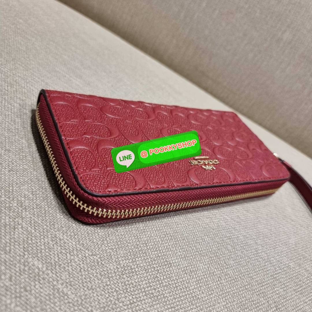 COACH C7360 LONG ZIP AROUND WALLET IN SIGNATURE LEATHER พร้อมเสิร์ฟความเลิศหรู ไม่ต้องรอพรีฯ ใหม่ล่าสุด กระเป๋าสตางค์ใบยาวกึ่งคล้องมือ สีคลาสสิค ขายดี ถือใช้คือขับผิวสุด!! วัสดุหนังแท้ปั๊มลายนูนสวยคม มาพร้อมสายคล้องมือ ถอดออกได้ ภายในใส่บัตรได้เยอะ มีช่อง
