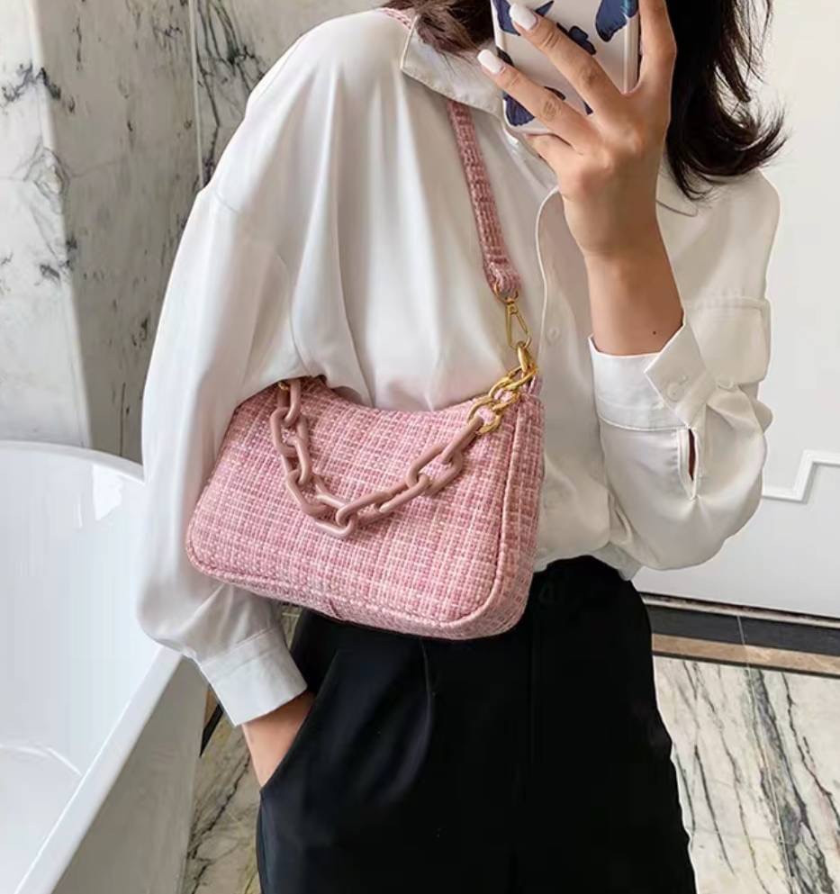 กระเป๋าสะพายแฟชั่น ผ้าทอลาย สวยสะดุดตามากค่ะ สวยแฟชั่น ต้องชอบ ได้ทั้งถือและสะพาย อะไหล่ซิบทองสวยหรู