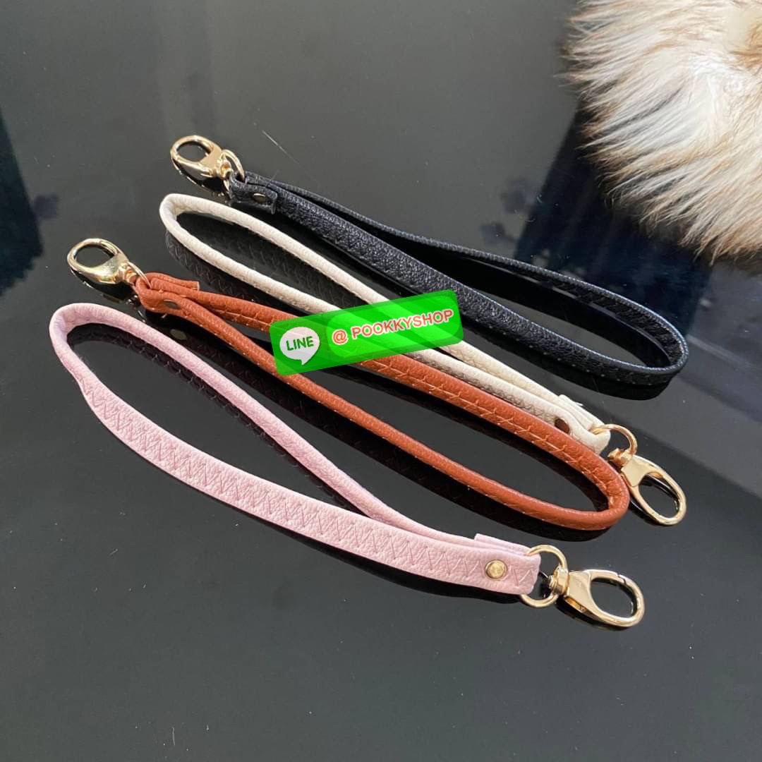 Guess Long Wallet กระเป๋าสตางค์ใบยาวซิปรอบหนังนิ่ม ด้านหน้าโดดเด่นด้วยกุญแจชื่อแบรนด์ รุ่นนี้มีสายคล้องมือมาให้ เพื่อใช้งานง่ายและสะดวกมากยิ่งขึ้น ด้านในมีช่องใส่ธนบัตร ช่องใส่บัตร และช่องซิปใส่เหรียญค่ะ