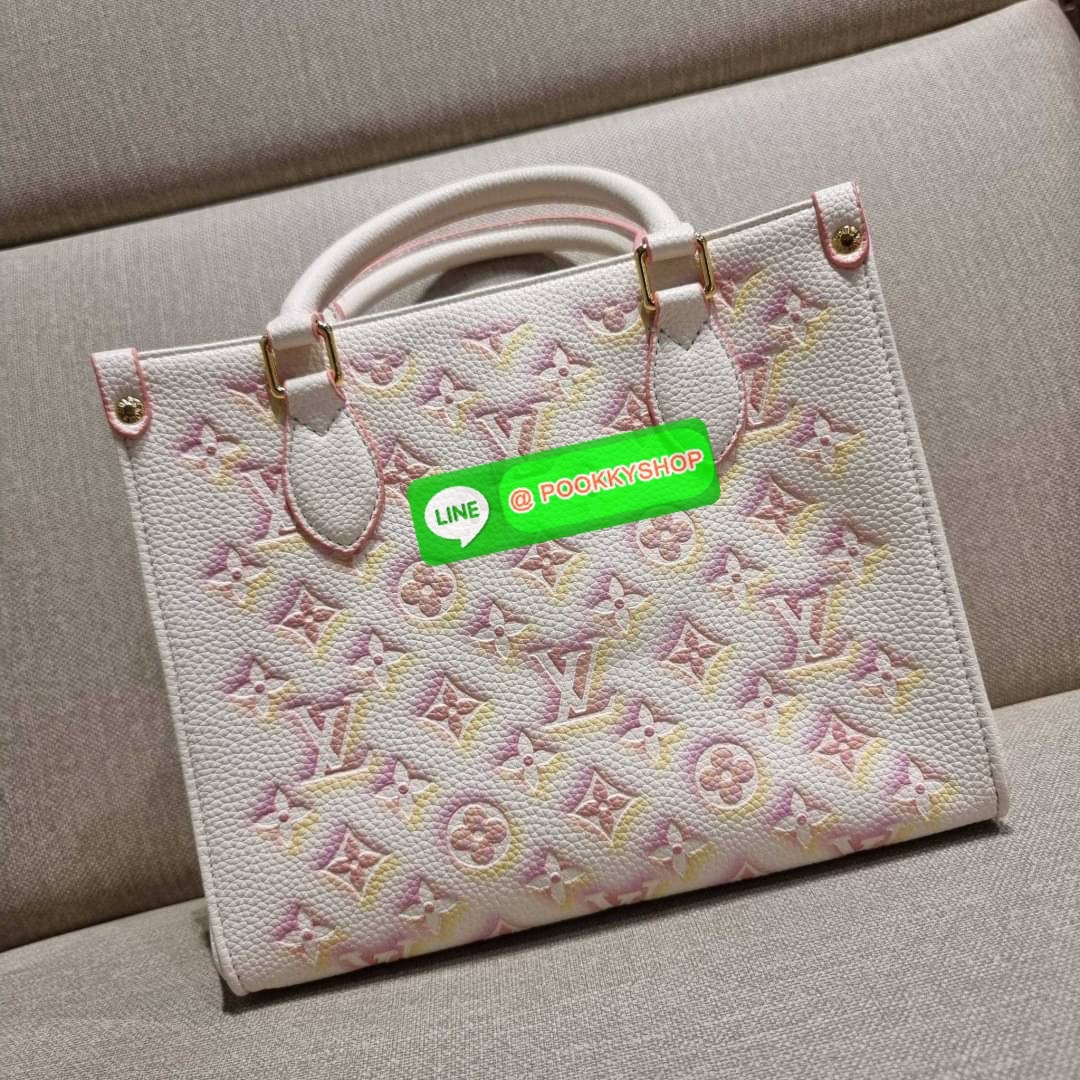 New arrival!! LV crossbody tote bag ดีไซน์ใหม่ น่ารัก ละมุน น่าใช้มาก จากเคาน์เตอร์ dutyfree กระเป๋าทรงโท้ทที่ใครเห็นต้องเป็นคลั่งรัก ดีไซน์คลาสสิค ผู้ดี หรูหรา โทนสีใช้งานง่าย ทุกสไตล์ วัสดุหนัง pepble มาพร้อมหูจับในตัว คล้องแขนก็ดูแพง หรือจะเกี่ยวสายครอ
