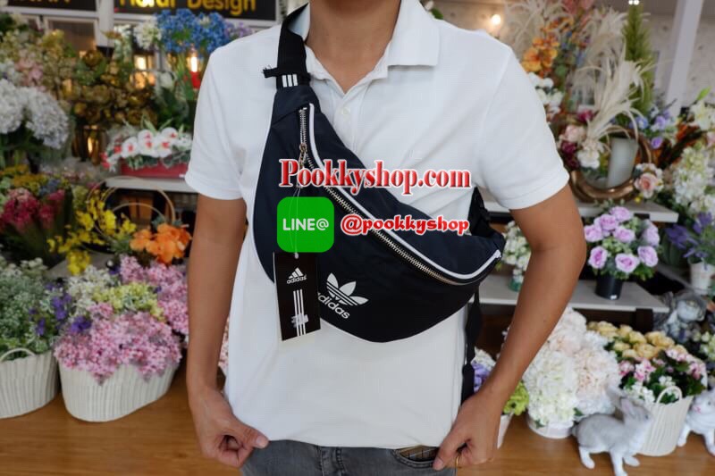 ADIDAS ORIGINALS ADICOLOR WAIST BAG Best seller! **ดาราเซเลปใช้กันเพียบ ช้าอดหมดก่อนนาจา กระเป๋าคาดอก/คาดเอวสุดชิค ดีไซน์เรียบง่าย แต่สะพายแล้วเท่ห์ คลาสสิคสุดๆ อะไหล่เงิน เปิด-ปิด ด้วยซิป ภายในกว้าง ใส่กระเป๋าสตางค์ยาวได้ และของจุกจิกได้ พอประมาณ มีช่องซ