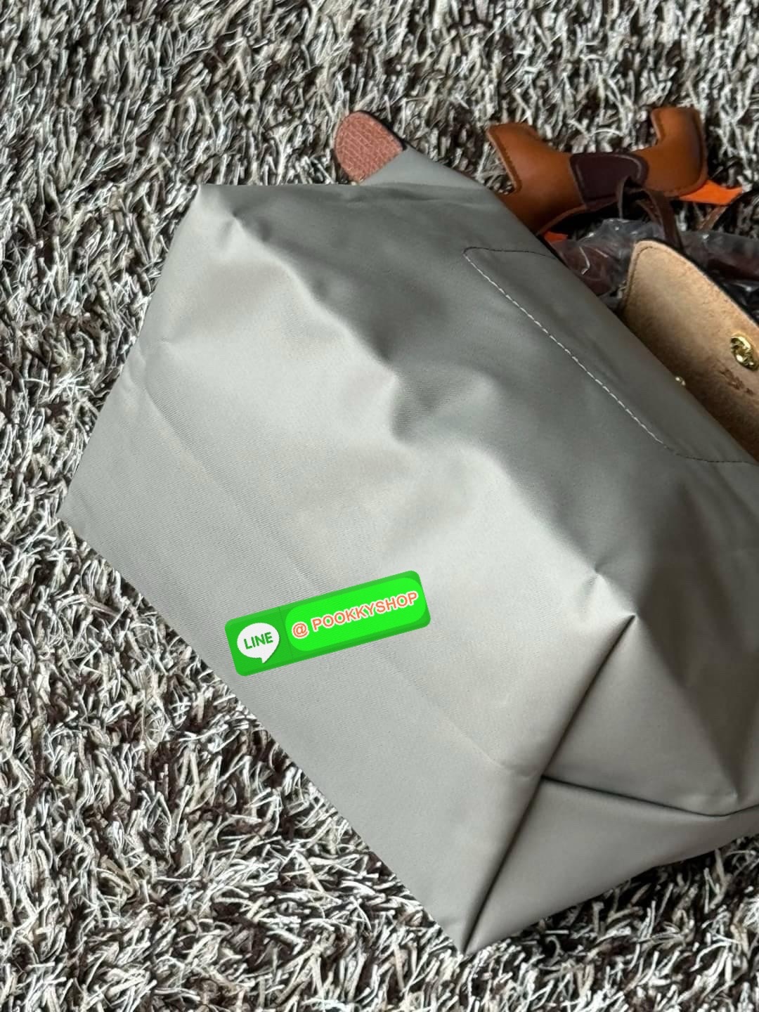 LONGCHAMP LE PLIAGE ORIGINAL S HANDBAG Crossbody Bag กระเป๋าสะพายไหล่ รุ่น Original มีเอกลักษณ์อันโดดเด่นของรุ่นไอคอนนิคของ Longchamp อย่าง Le Pliage (เลอ ปลิยาจ) โดย Longchamp ได้รับแรงบันดาลใจจากศิลปะการพับกระดาษแบบ Origami (โอริกามิ) ในการสรรค์สร้างกระ