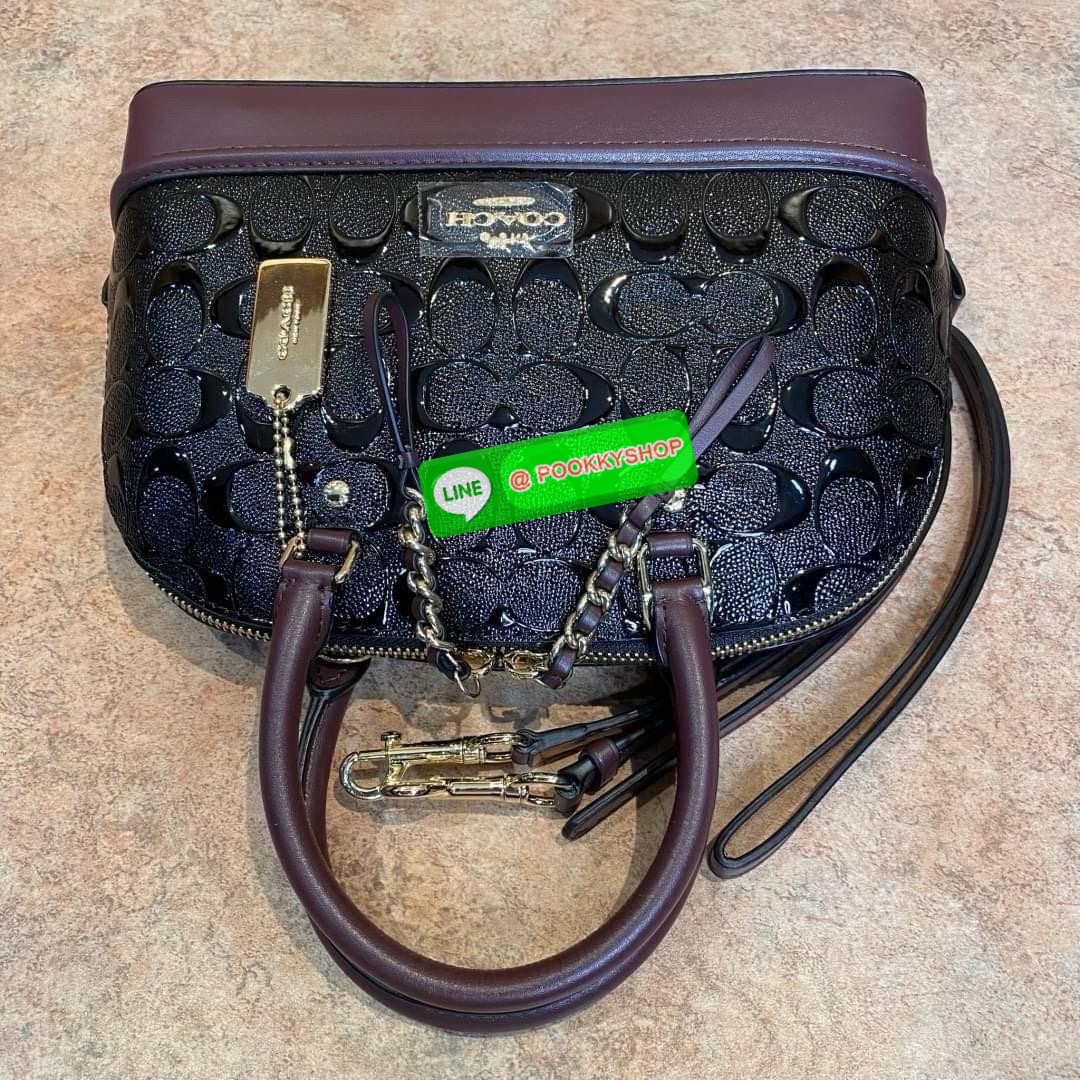Coach MINI SIERRA SATCHEL IN SIGNATURE DEBOSSED PATENT LEATHER (COACH F55450) หนังกรวดและหนังสิทธิบัตร ด้านในมีซิปและกระเป๋าเอนกประสงค์ ปิดด้วยซิป ซับในด้วยผ้า หูหิ้วพร้อมสายสะพายยาว 3 1/2" สายสะพายถอดได้ขนาด 21 1/2" สำหรับสะพายไหล่หรือสะพายครอส
