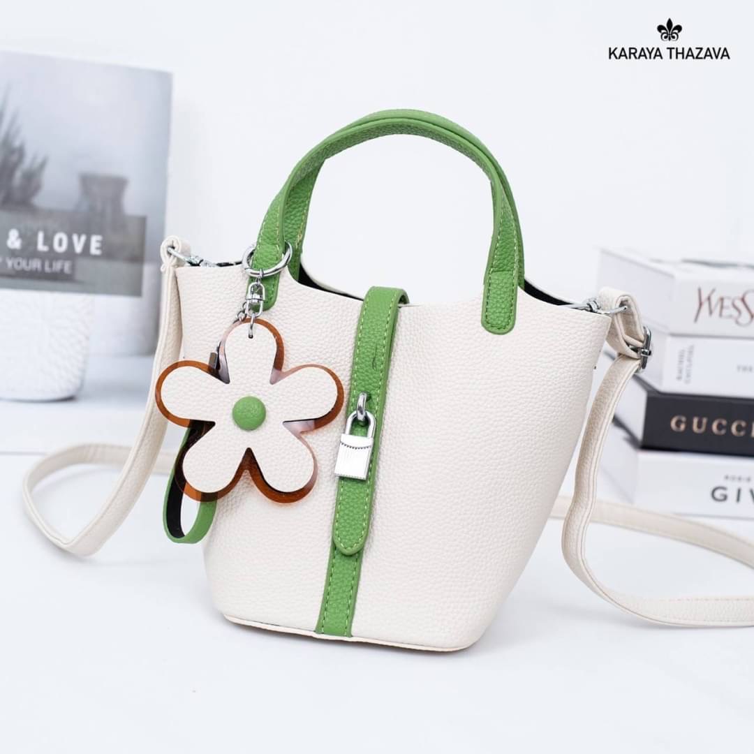 แบรนด์แท้ KARAYA รุ่นใหม่ ทรงถัง ภายในกว้างจุของได้เยอะคะ แถมฟรีพวงกุญแจ น่ารักมาก