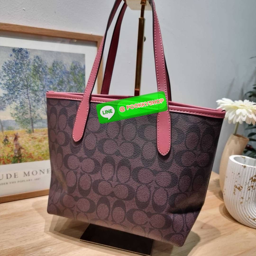 COACH CN183 MINI CITY TOTE IN SIGNATURE CANVAS WITH HORSE AND SLEIGH 🔆 Details รุ่นขายดี กับดีไซน์ใหม่ต้อนรับเทศกาลคริสต์มาสและปีใหม่ กระเป๋าทรงโท้ท ไซส์มินิ น่ารักน่าใช้แบบสุดๆ กะทัดรัด พกพาสะดวก ภายในโล่งกว้าง
