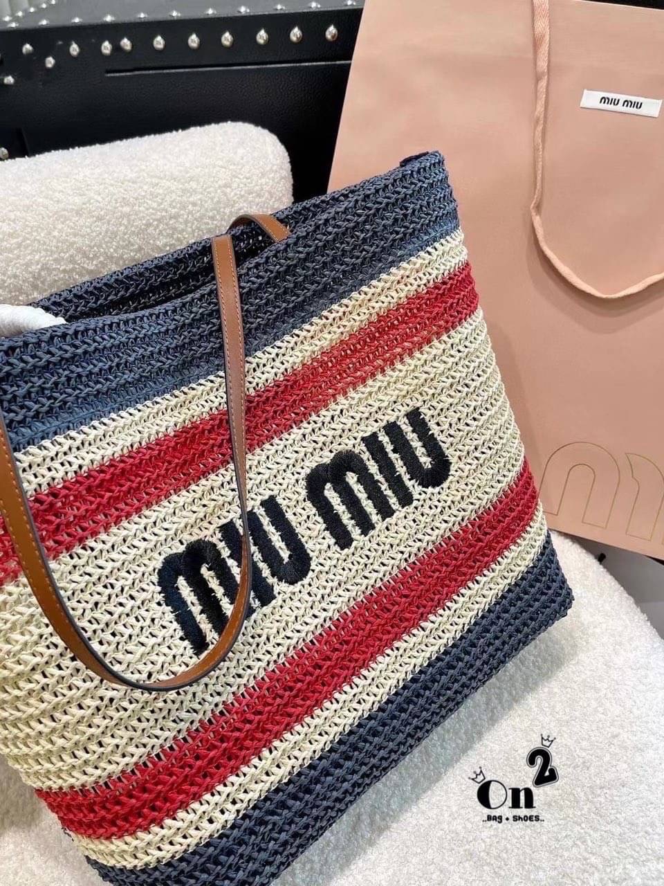 Miu Miu Women's Natural Colorblock Shopping Bag In Knit Fabric Onesize กระเป๋าทรงชอปปิ้งมาใหม่ งานถักสวยเป๊ะมากค่ะ ไซส์ใหญ่ใส่ของได้ครบจบที่ใบเดียว สาวๆนักช็อปห้ามพลาดนะ