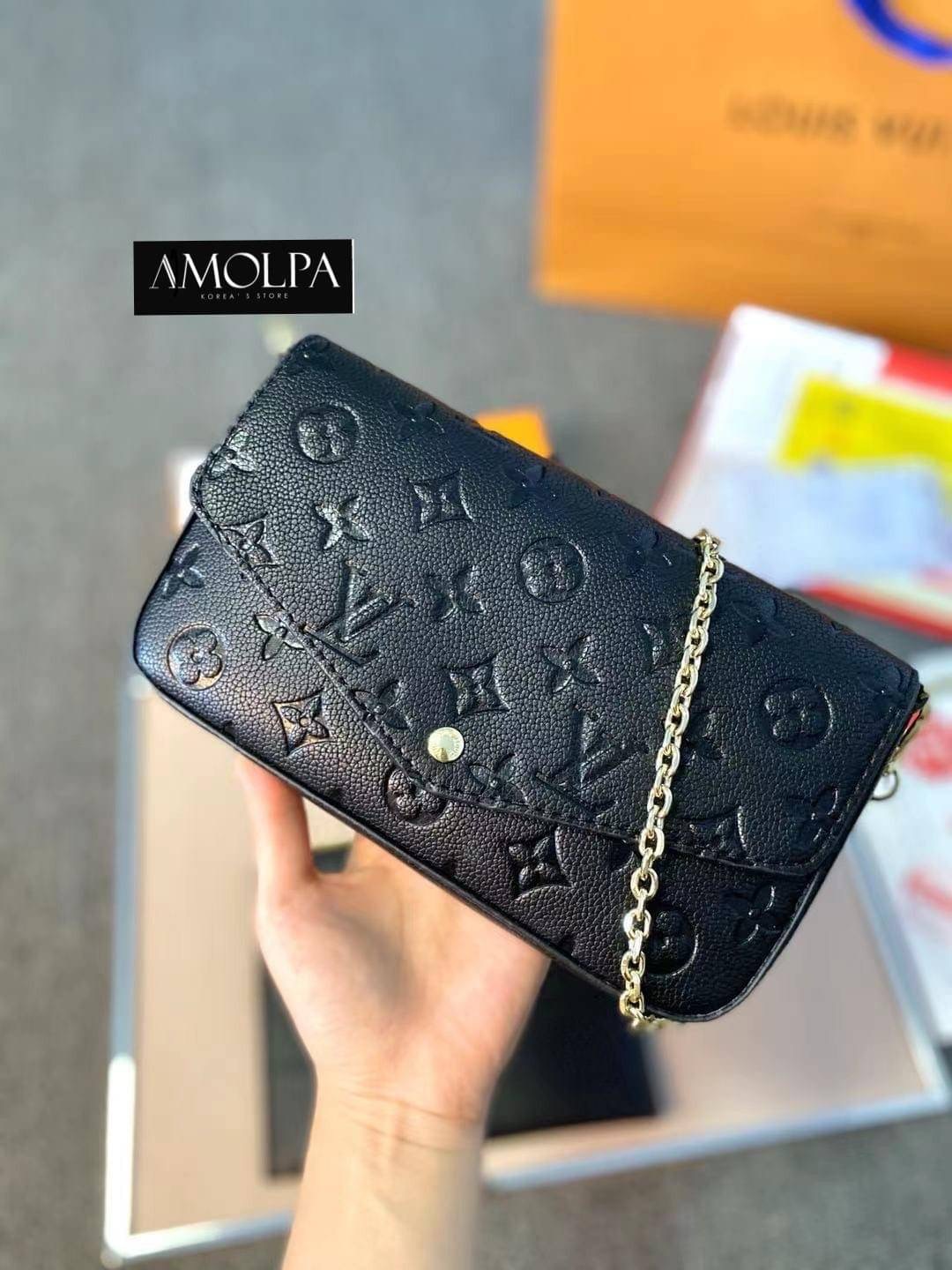 กระเป๋า LV CROSS BODY BAG มาพร้อมกล่อง และถุงผ้า ใบสวย หรูมากกก สวยยม๊ากกก งานเหมือนแท้ม๊ากก เป็นของฝากของขวัญผู้รับถูกใจแน่นอน หรือ ใช้เองครบสี ก็เก๋ๆ อยู่นะเตงงงงง