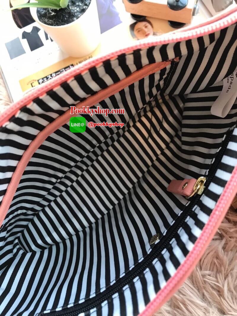 Kate Spade New York Greta Court Ramey Gritter Crossbody Bag กระเป๋าสะพายที่มีดีเทลเป็นกริชเตอร์วิ้งที่ก้นกระเป๋า ด้านบนหนังsaffiano เปิดปิดด้วยซิปเดียวด้านบน ภายในใส่กระเป๋าสตางค์ยาว มินิไอแพคได้ สายสะพายยาว118cmปรับไม่ได้ ขนาดกำลังดีสวยน่าใช้เลยคร้า!!