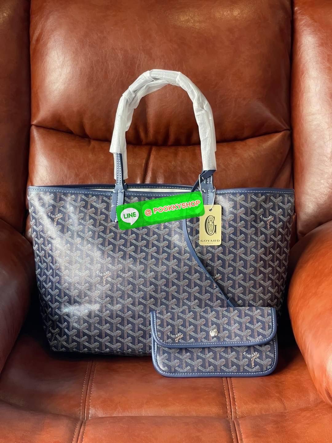 💕 Goyard Saint Louis Pm Bag กระเป๋าสุดคลาสสิกจากแบรนด์เก่าแก่ของฝรั่งเศส ความพิเศษคือแต่ละใบต้องเพนท์ลายโมโนแกรม Chevron ด้วยมือเท่านั้น จึงเป็นเหตุผลที่กระเป๋า Goyard กลายเป็นหนึ่งในกระเป๋าที่คนต้องการ โดยเฉพาะรุ่น St. Louis Tote ที่ว่ากันว่าเป็น