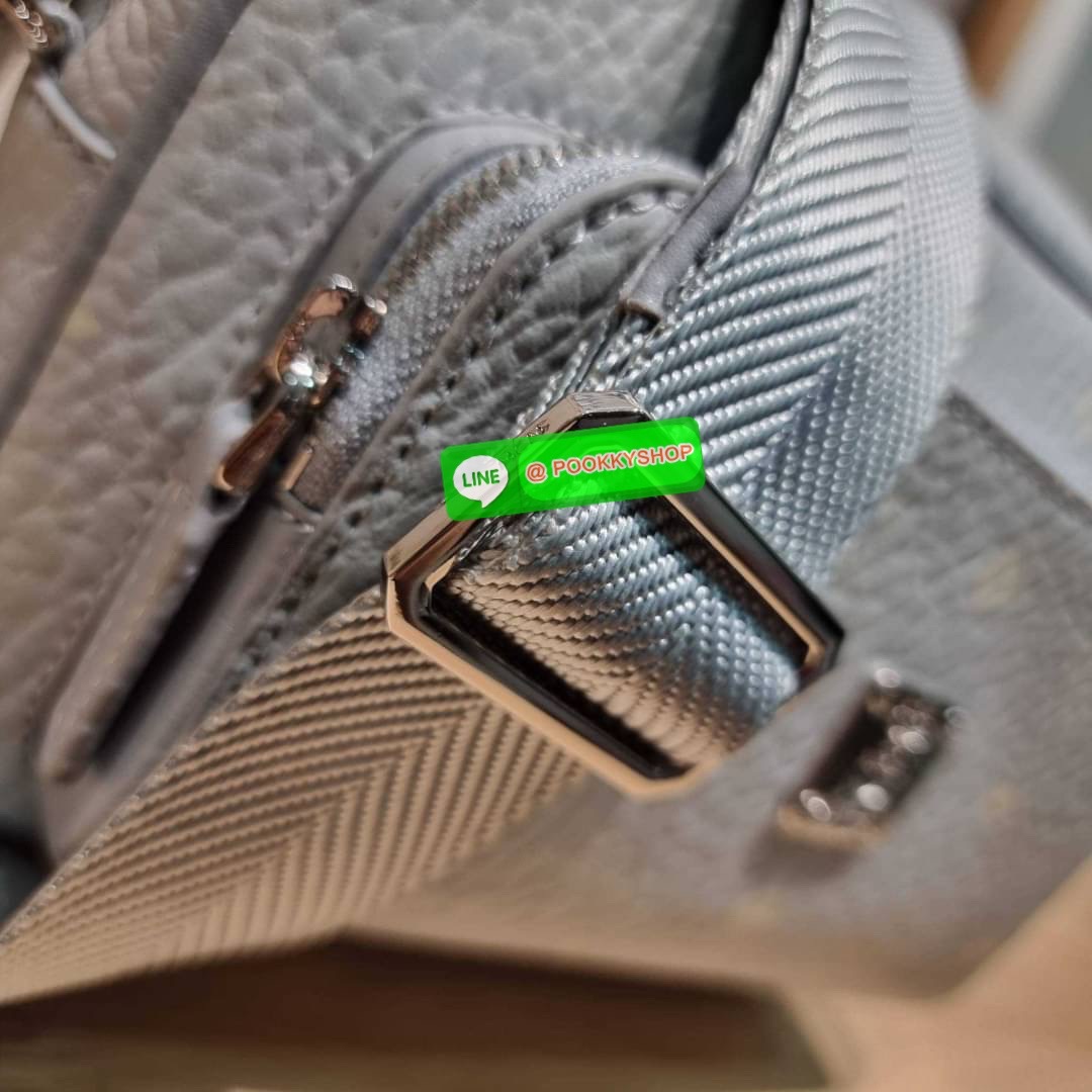 MCM KLASSIK CROSSBODY BAG สีใหม่ต้อนรับซีซั่นใหม่!! สาวกเอ็มซีเอ็มต้องมีน้า!! ใครๆเค้าก็สะพายกัน!! กระเป๋าสะพายข้างทรงครอสบอดี้ ที่ดาราใช้กันเพียบ!! รุ่นนี้หนุ่มๆสะพายหรือสาวๆก็สะพายได้น้า ขนาดกำลังดี วัสดุหนังแคนวาสคุณภาพดี มีช่องหลัก 2 ช่อง เปิด-ปิดด้วย