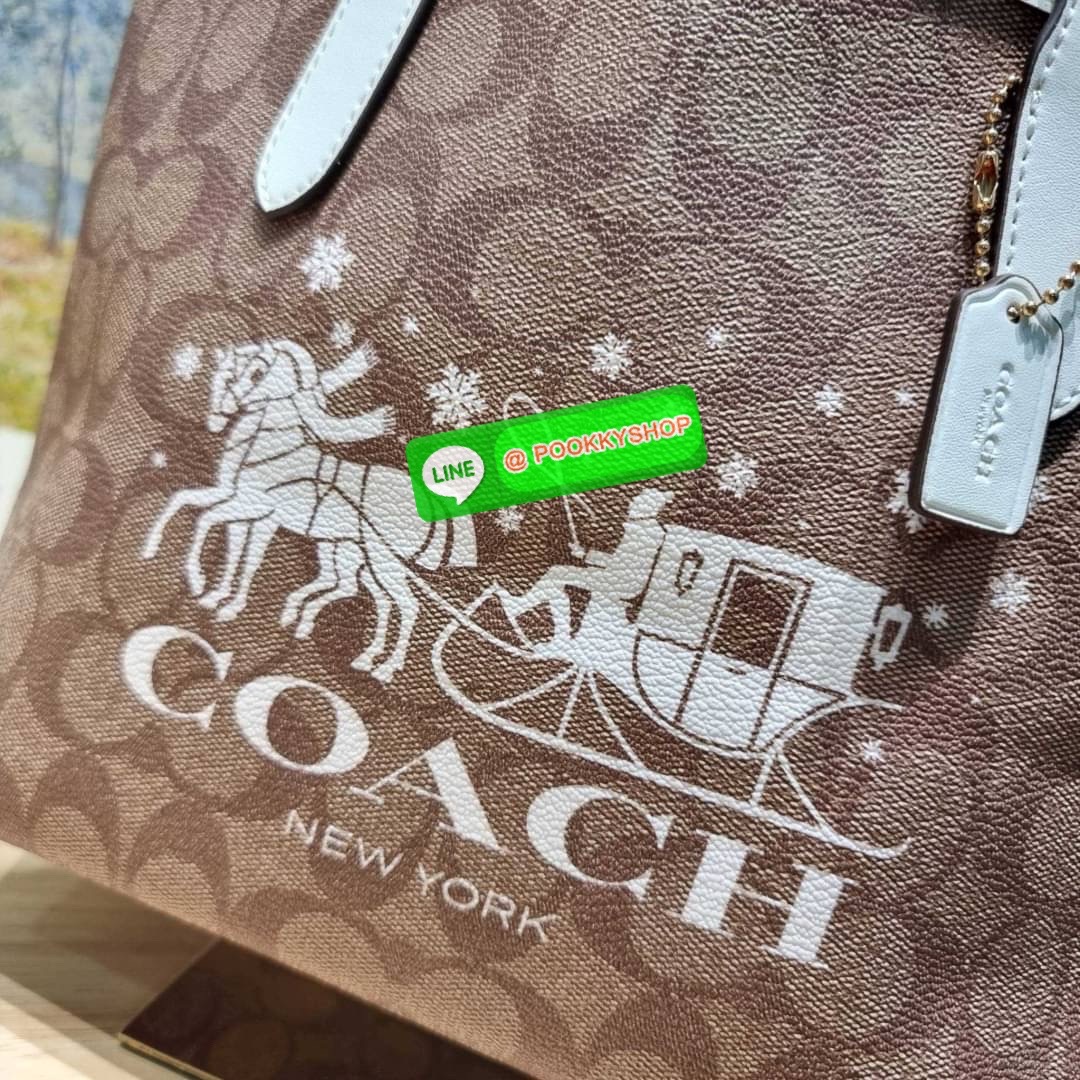 COACH CN183 MINI CITY TOTE IN SIGNATURE CANVAS WITH HORSE AND SLEIGH 🔆 Details รุ่นขายดี กับดีไซน์ใหม่ต้อนรับเทศกาลคริสต์มาสและปีใหม่ กระเป๋าทรงโท้ท ไซส์มินิ น่ารักน่าใช้แบบสุดๆ กะทัดรัด พกพาสะดวก ภายในโล่งกว้าง