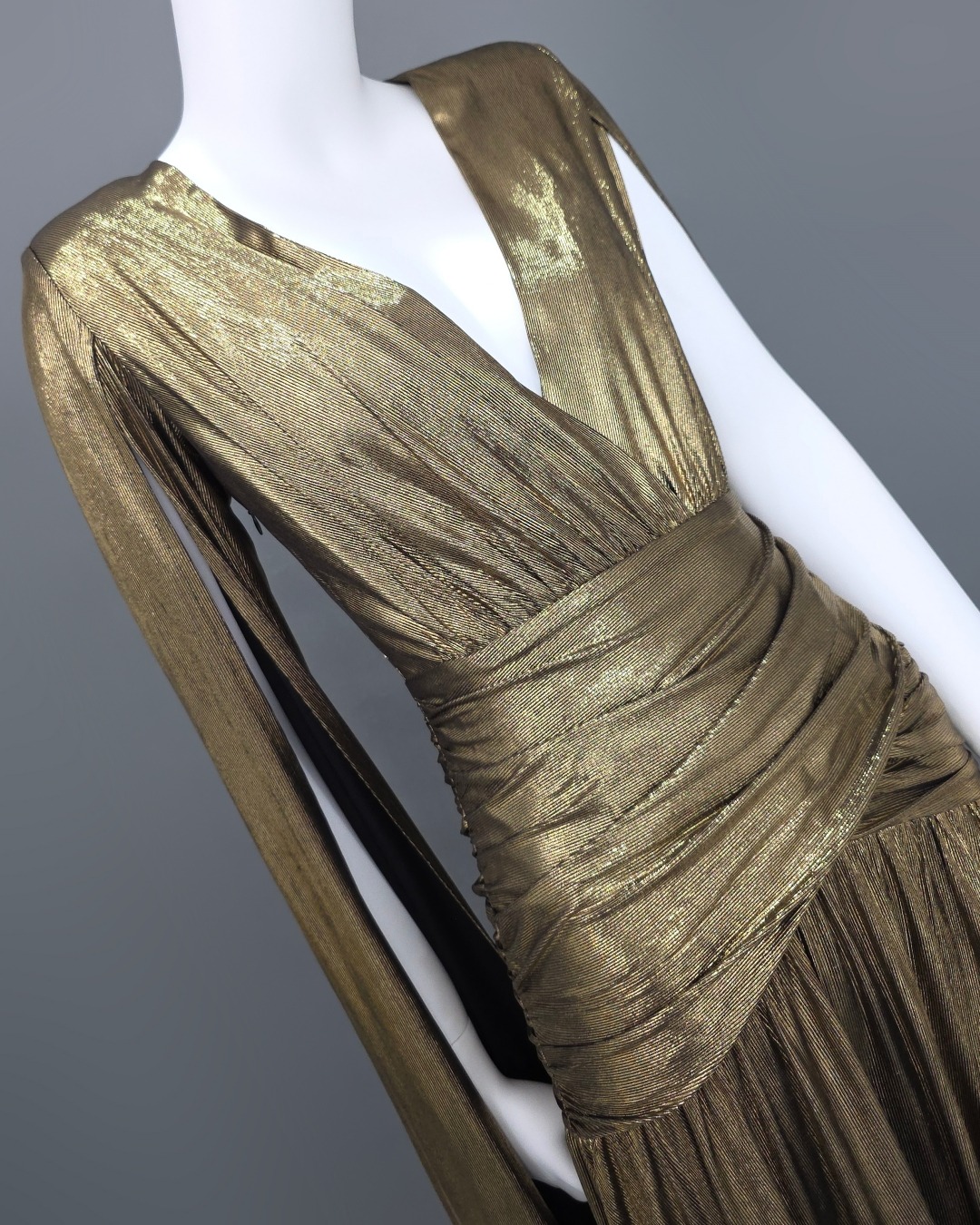 เดรสแฟชั่น แม็กซี่เดรสเสื้อคอวีป้าย แขนยาวเป็นผ้าคลุมในตัว กระโปรงเข้ารูปตรงสะโพก ผ่าหน้าขา ชายกระโปรงบาน