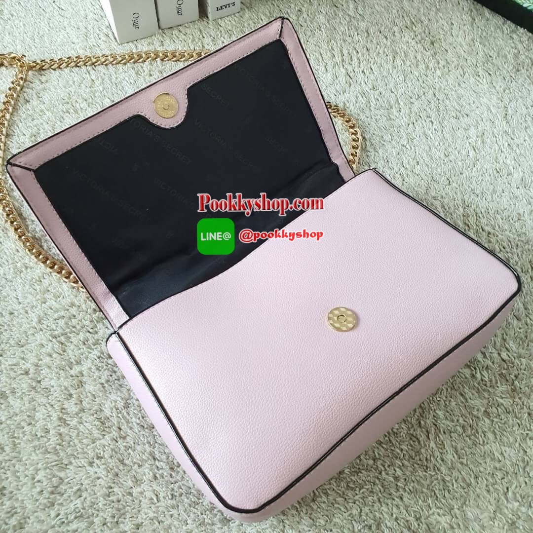 NEW ARRIVAL 2019 !! VICTORIA SECRET CROSSBODY BAG แบรนด์ดังจากอเมริกาสุดฮิตของวัยรุ่น กระเป๋าสะพาย หนังสังเคราะห์นิ่มอยู่ทรง อะไหล่ทอง ด้านหน้าประดับชื่อโลโก้แบรนด์ ขนาดน่ารักกำลังดี เปิดปิดด้วยฝากระดุมแม่เหล็ก ภายในบุลายปั้มแบรนด์ มีช่องเล็กใส่ของจุกจิก