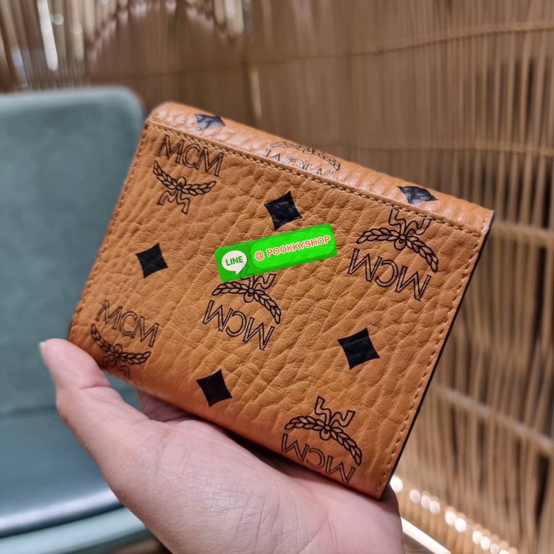 MCM PATRICIA THREE-FOLD WALLET IN VISETOS ดีไซน์ใหม่ กระเป๋าสตางค์ใบเล็ก รุ่นฝาพับ unisex ใช้ได้ทั้งหนุ่มๆและสาวๆน้า ใช้งานง่าย ด้วยกระดุมโลโก้ พกพาง่าย วัสดุหนังแคนวาสคุณภาพดี ภายในเป็นหนังแท้ นิ่ม สวย ใส่บัตรได้เยอะ ใส่ธนบัตรได้ทุกชนิด👍👍