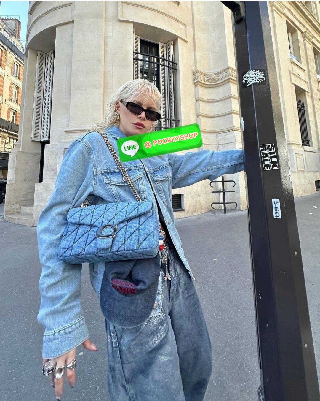 COACH CR704 TABBY SHOULDER BAG 26 WITH QUILTING 🔆 Details ไอเท็มใหม่ ตัวแม่แบบฉ่ำ สวยทำถึง! ต้อนรับซัมเมอร์ให้โดดเด่นกว่าใคร กับกระเป๋าสะพายไหล่ดีไซน์หรูหรา มีดีเทลสวยงามด้วยการเดินด้ายลวดลายตัดกับกระเป๋า เปิด-ปิดด้วยอะไหล่แบบกระดุม ภายในมีช่องเยอ