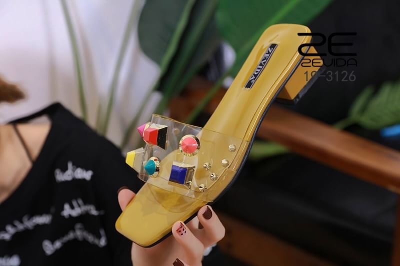 เเบบขายดีพร้อมส่งรุ่น best seller ส้นสูงวัสดุพียูใสนิ่มเเบบสวมติดหมุดสีStyle Valentino ส้นสูง 2 นิ้ว เป็นรุ่นที่ใส่ง่ายมากๆ กระเเสเเรงเว่อร์ๆ เห็นเเล้ว like เลย ใส่เเล้วดูเซ็กซี่ เปรี้ยวดูดี ขับผิวขาว ครบ!!!ไม่อยากพลาด รีบจับจองเป็นเจ้าของกันด่วน