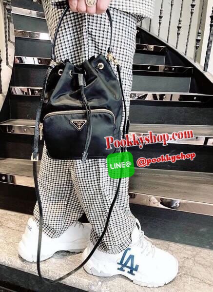 PRADA MINI nylon crossbody bag ARRIVAL รุ่นขายดี ตัวกระเป๋าอะไหล่สีทอง ไซส์มินิ ขนาดกะทัดรัด สามารถใส่ I phone+ ได้ หรือของจุกจิกได้เยอะ เนื้อหนาซับในอย่างดี มาพร้อมสายคล้องมือ + สายสะพายยาวปรับได้ แบบระดับที่สุดแห่งความสวยหรู กับราคาสุดคุ้มที่สาวๆชื่นชอบ