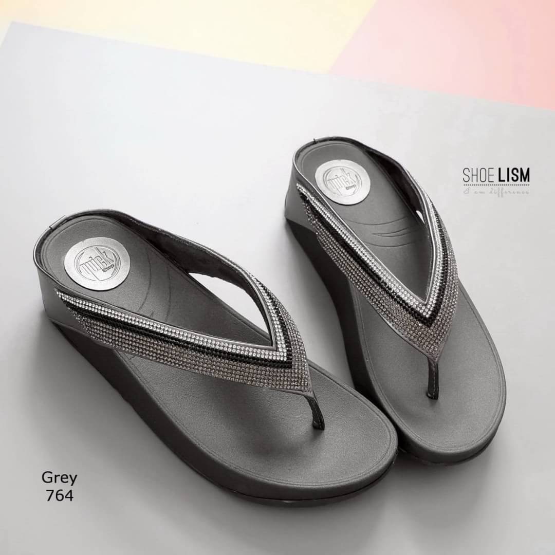 รุ่นใหม่ล่าสุด กระแสแรงต่อเนื่อง รองเท้าพื้นสุขภาพ วัสดุหนังดีเทลแต่งอะไหล่เพชรสวม พื้นนิ่มนุ่มมากกคร้า จึงเหมาะใส่ได้ตลอดวัน หรือตามใจต้องการ