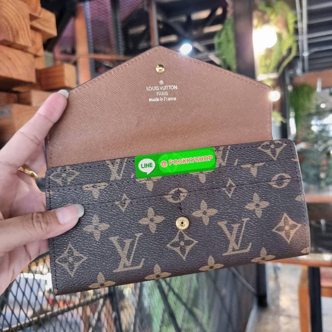 Hot item!! LV long flap wallet with gwp กระเป๋าสตางค์พรีเมี่ยมกิ๊ฟ เป็นไอเท็มสุดฮิต แบบฝาพับ ใช้งานสะดวกขึ้นกว่าเดิม รุ่น unisex ที่จะหนุ่มๆสาวๆ ก็ใช้ได้หมด!! ใบยาวขนาดกำลังเหมาะมือ ถือแล้วขับผิวทุกสี วัสดุหนังแคนวาส ทนทาน เปิด-ปิดด้วยกระดุม ภายในมีช่องใส