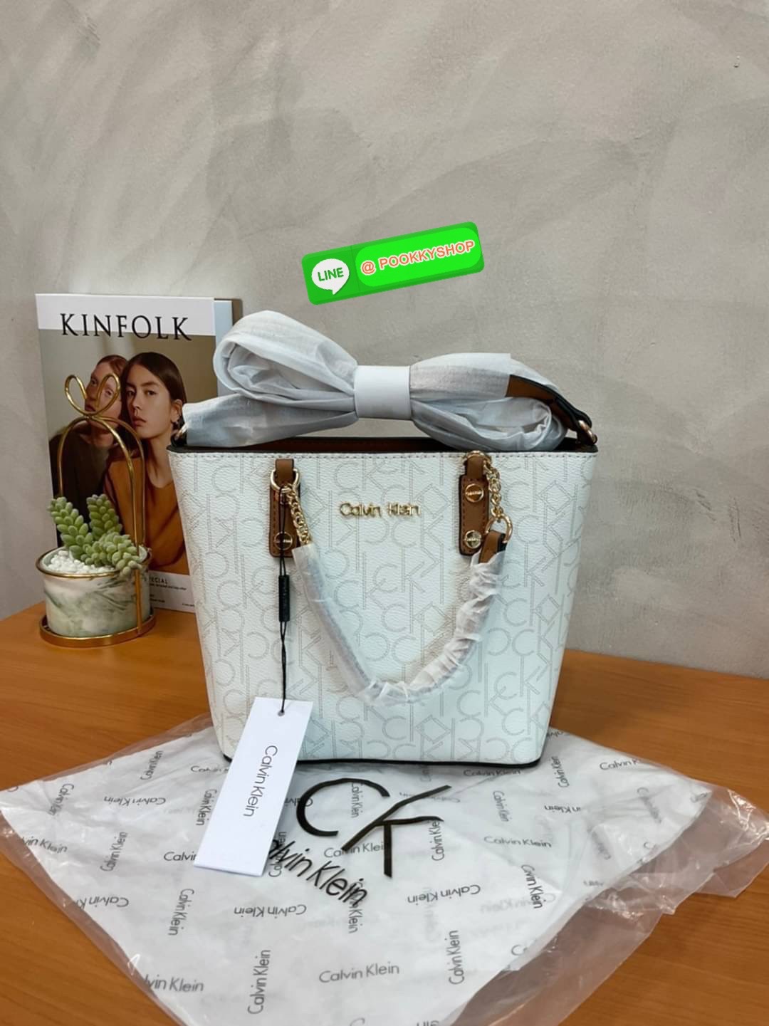 Calvin Klein Monogram Shopping Bag คอลเลคชั่นใหม่ล่าสุด ของมันต้องมี สวยหรูดูแพงมาก สำหรับรุ่นนี้!!! กระเป๋าถือ/สะพาย Crossbody รุ่นใหม่ชนช้อป รุ่นยอดนิยม วัสดุ PVC คุณภาพดี น้ำหนักเบา ด้านหน้าประดับด้วยโลโก้แบรนด์ ตัวกระเป๋าลาย monogram สวยหรู รอบใบ มาพร