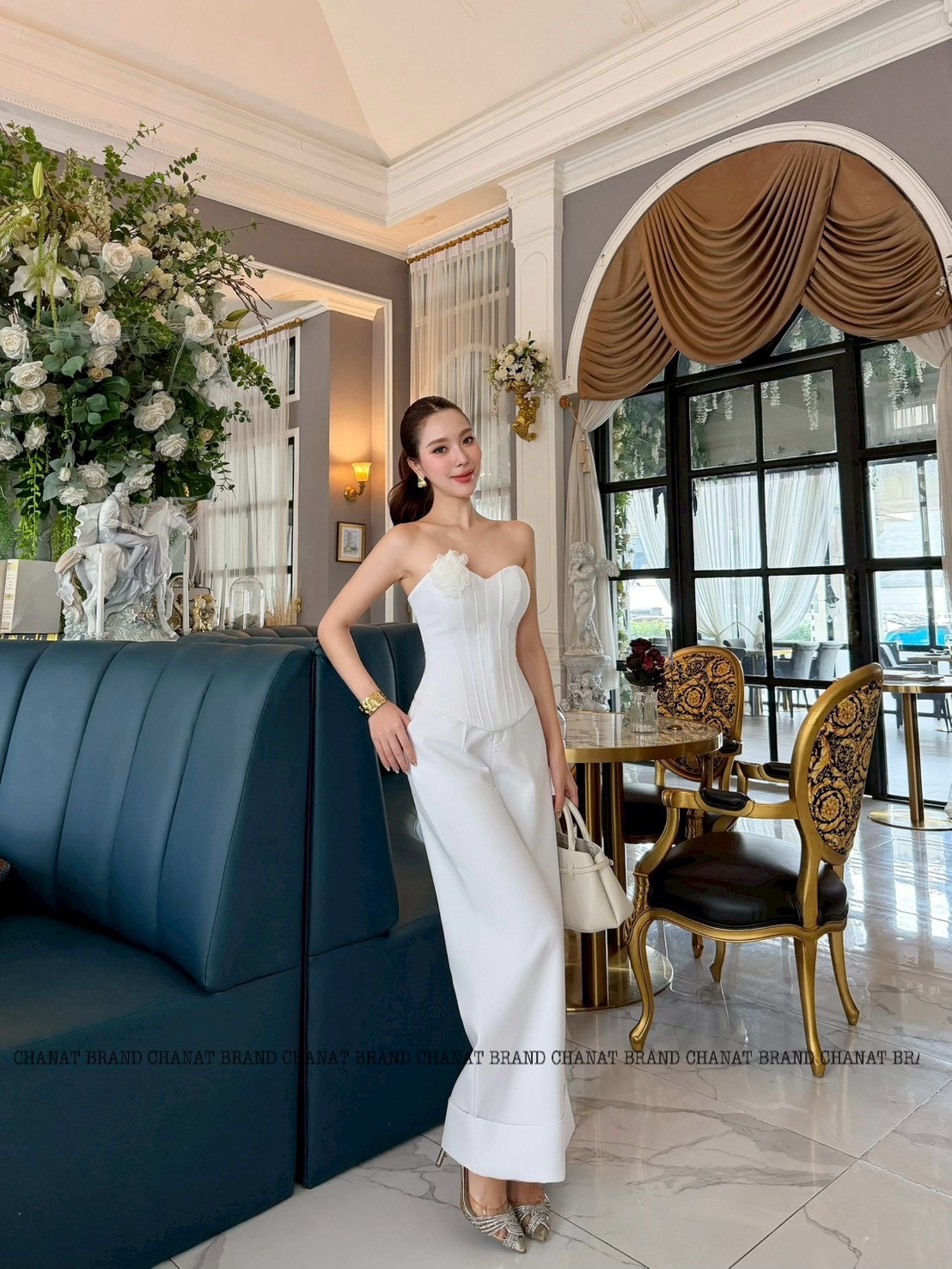 ชุดเซทแฟชั่น Set 2 ชิ้น เสื้อเกาะอกสีขาว ช่วงอกเสริมฟองน้ำ ด้านหน้าแต่งแถบกุ้นลาย (ซิปหลัง)