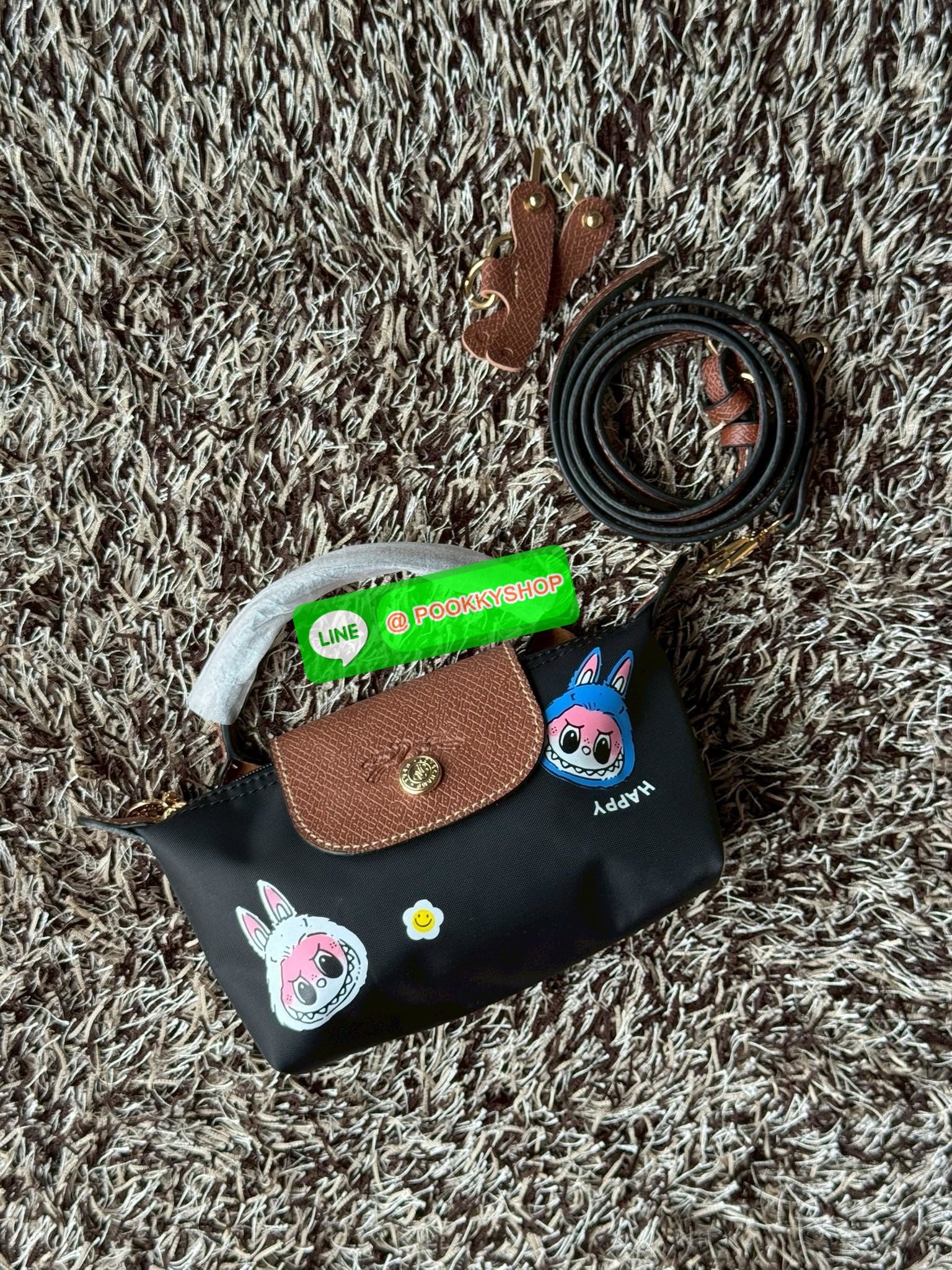 LONGCHAMP LE PLIAGE ORIGINAL X Labubu Pouch with handle เป็นการร่วมงานกัระหว่างแบรนด์ และยังกระเป๋าถือขนาดมินิทรงpouch ที่ด้านหน้ามีลวดลายน้องลาบูบู้ในแบบต่างๆ เปิดปิดระบบสองชั้น ได้ว่าของด้านในมีความปลอดภัย เหมาะอย่างยิ่งสำหรับสาวๆที่ชอบกระเป๋าขนาดมินิไซ