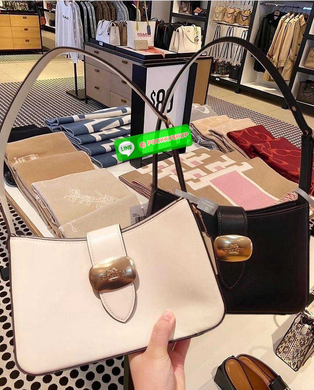 COACH CR533 ELIZA SHOULDER BAG 🔅 Details ใหม่ล่าสุด กระเป๋าสะพายไหล่ทรงโฮโบสุดหรู ดีไซน์โลโก้แบบใหม่และหรูหรายิ่งขึ้น คงความคลาสสิคและวินเทจ เปิด-ปิดด้วยสายคาดแบบกระดุมแม่เหล็ก ภายในเป็นช่องโล่ง แบ่งสัดส่วนไว้อย่างดี มีทั้งช่องใส่บัตร และช่องซิป ส