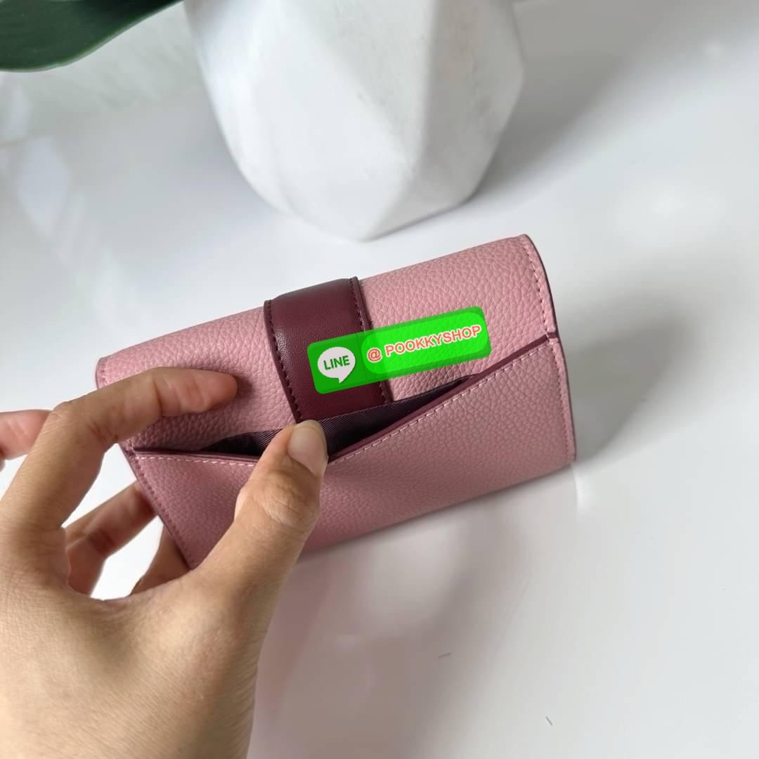 Coach Medium Grace Wallet (Cl421) 🔖กระเป๋าสุดหรูใบกลาง ขนาดกำลังดีกระทัดรัด 🔖วัสดุ : pebble leather 🔖ภายในมีช่องใบบัตรเครดิต 6 ช่อง มีช่องใส่เหรียญแยก สามารถใส่ธนบัตรแบงค์พันได้คะ