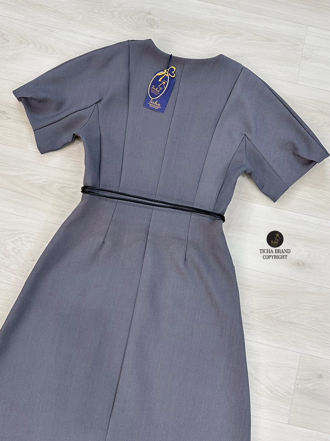 เดรสแฟชั่น เดรสยาวสีเทาคอวี แขนสั้นทรงโอเวอร์ไซส์ ดีเทลแต่งกระดุมหน้ายาว มาพร้อมเชือกผูคกคาดเอว