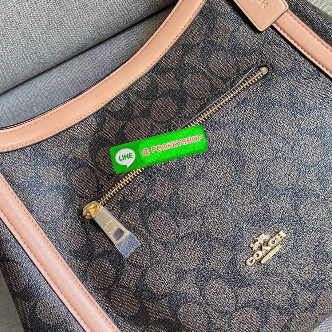 COACH C6232 KRISTY SHOULDER BAG IN SIGNATURE CANVAS (COACH C6232) สุดคุ้ม สาวๆสายช้อป ห้ามพลาด กระเป๋าสะพายไหล่ ใบใหญ่จุของได้เยอะ สายช้อปใช้งานเกินคุ้ม วัสดุหนังแคนวาส ภายในช่องกว้าง แบ่งสัดส่วน ด้านหน้ามีช่องซิป เปิด ปิด ด้วยกระดุมแม่เหล็กมีช่องซิปตรงกล