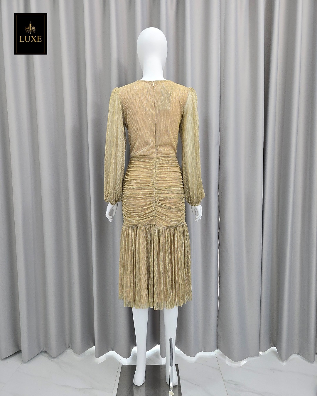 เดรสแฟชั่น เดรสเสื้อคอกลมแขนยาว กระโปรงทรงเข้ารูปจับเดรปตรงกลาง ต่อชายระบาย