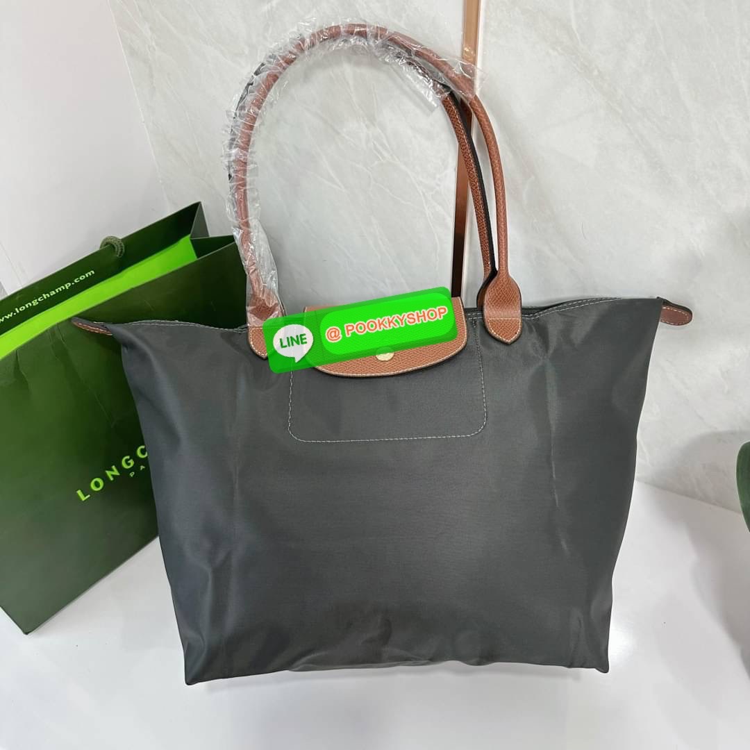 LONHGCHAMP LE PLIAGE ORIGINAL L TOTE BAG 🔖กระเป๋าสะพายไหล่ Le pliage ใบใหญ่ เรียบง่ายจุของได้เยอะ สามารถเก็บเอกสารหรือแล็ปท็อปได้คะ 🔖วัสดุ:ไนลอนเคลือบ 🔖เปิด-ปิดด้วยซิป ภายในกว้าง มีช่องลับแยกคะ 🔖สามารถพับเก็บได้พกพาสะดวกคะ