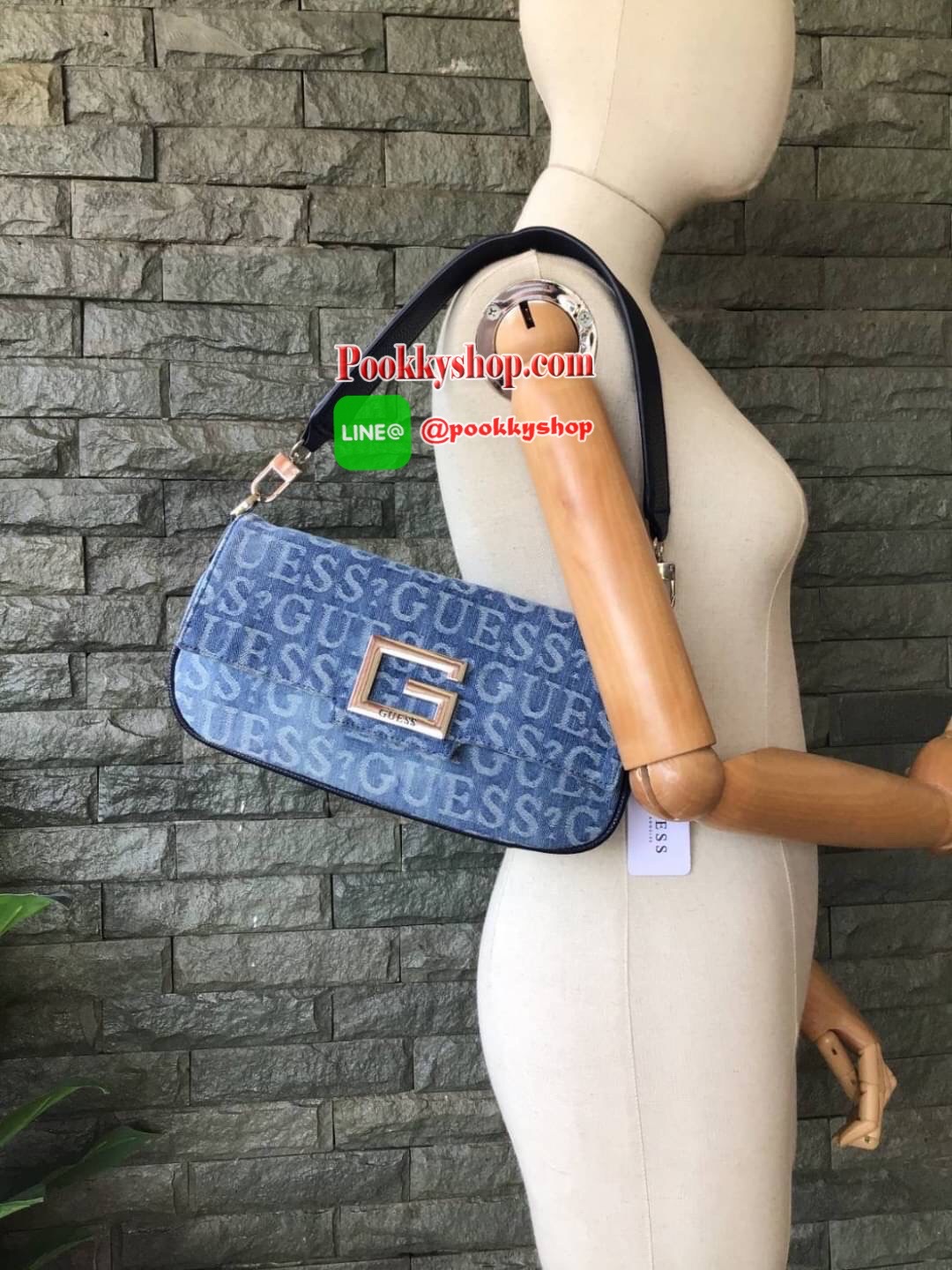 New Collection !! Guess Women’s Crossbody Bag รุ่นใหม่ชนช็อป!! กระเป๋าสะพายไหล่/สะพายข้าง/ถือเป็นคลัช มีดีเทลสวยเก๋!! วัสดุผ้ายีนส์ทอลายแบรนด์ ตัวกระเป๋าตัดขอบหนัง มาพร้อมสายหนังสะพายไหล่และสายสะพายยาวเลื่อนปรับได้ ด้านหน้าประดับโลโก้แบรนด์ มีหมุดรองฐาน4ม