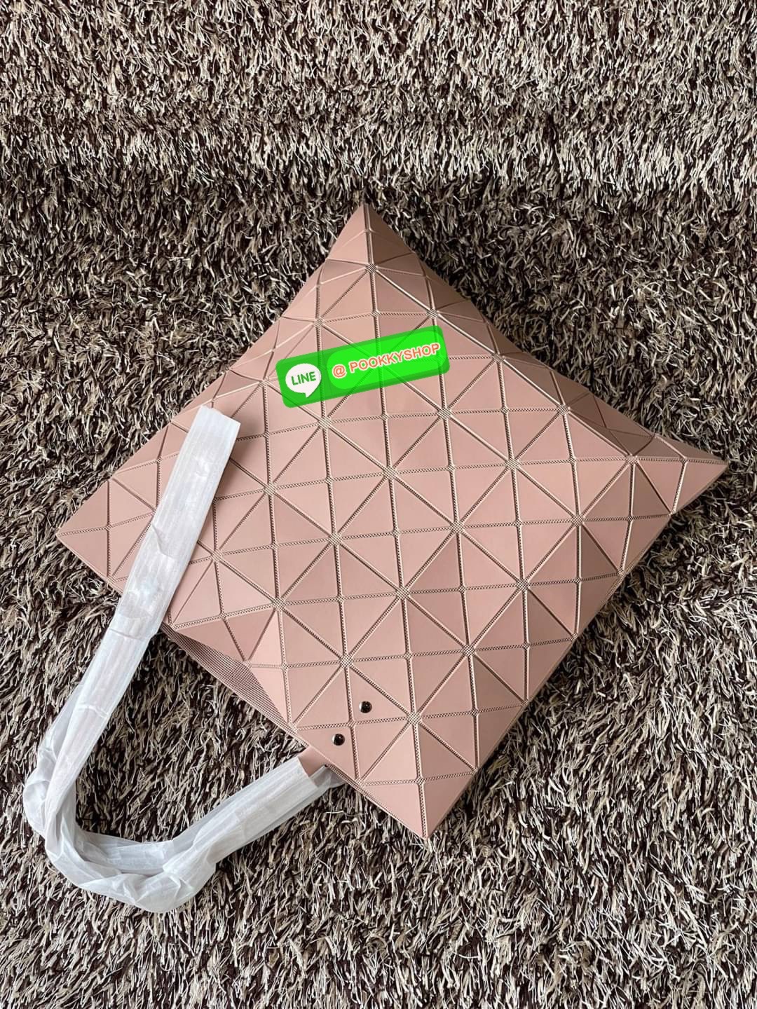 Baobao Issey Miyake 6x6 กระเป๋า Tote รุ่นนี้ถือว่าเป็นกระเป๋า Tote ไซส์กลางที่เหมาะกับการพกพาสิ่งของที่จำเป็นในทุก ๆ วัน มาพร้อมสายที่สามารถปรับได้ทั้งสองสาย และมีช่องใส่ของช่องเล็กด้านใน 1 ช่อง จุของได้เยอะแถมยังทนทาน ใช้เป็น Everyday Bag ได้เลยคะ พกพาสะ