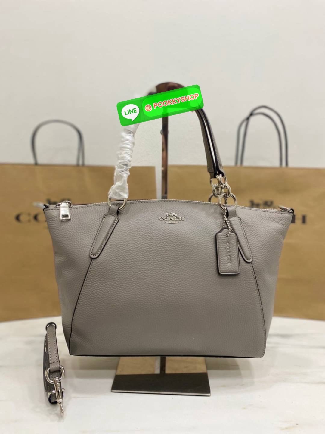 Coach F36675 Pebble Leather Satchel สีแดงหรูหรา | หนังแท้ | ทรงซิปบน | ใบใหญ่จุใจ❤️ สะดุดตาทุกมุมมองกับ Coach F36675 ใบใหญ่ทรงซิปบนที่ใช้งานได้ทุกวัน หนังแท้สัมผัสนุ่ม สีแดงหรูโดดเด่น ตัดกับฮาร์ดแวร์ทองอย่างลงตัว ใส่ของได้จุใจ ทั้งกระเป๋าสตางค์ มือ