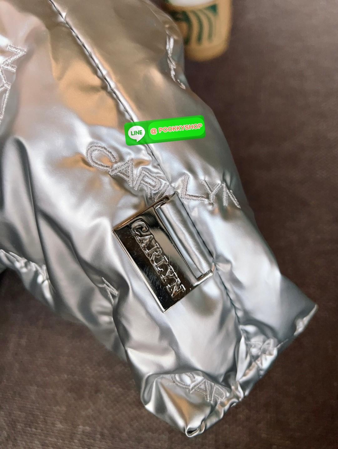 CARLYN TWEE MINI BAG #ไม่มินิตามชื่อจ้าา😘 💌พร้อมส่ง!สวยฉ่ำๆทุกสี ไม่มีไม่ได้แล้วจ้าา📌 ✔️กระเป๋าวัสดุไนล่อนอย่างดี นิ่มฟู ปักลายแบรนด์อันเป็นสัญลักษณ์ของรุ่นทั้งใบสวยงามค่ะ